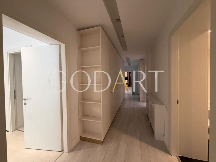 Apartament cu 5 camere semidecomandat, mobilat în Șoseaua Nordului