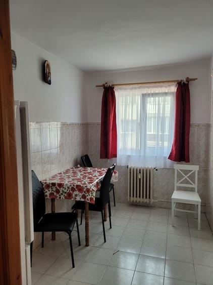 Apartament cu 3 camere semidecomandat în Șcheia