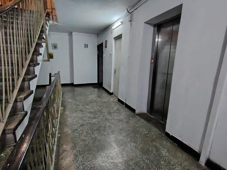 Apartament cu 3 camere decomandat în Berceni