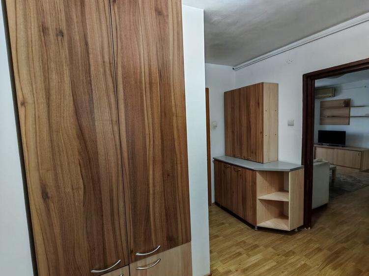 Apartament cu 3 camere semidecomandat în Colentina