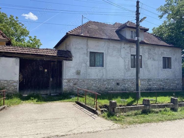 Casa complet renovata ?i utilata Varzarii de Jos (2 km de Va?cau) + Teren agricol inclus - 10