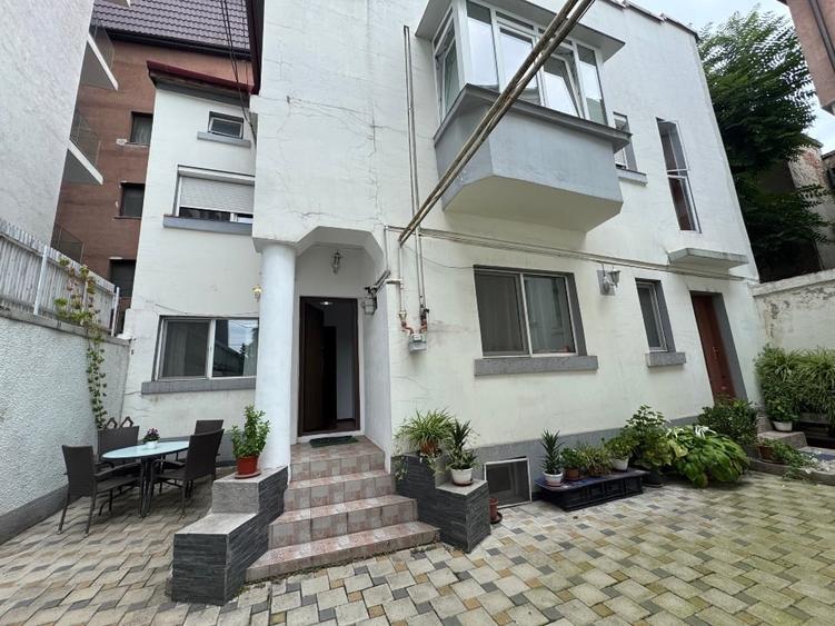 Apartament cu 3 camere semidecomandat, mobilat în Decebal