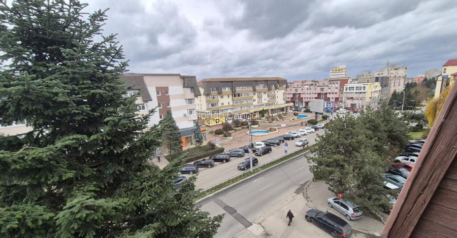 Apartament 3 camere - zona Casei de Cultura