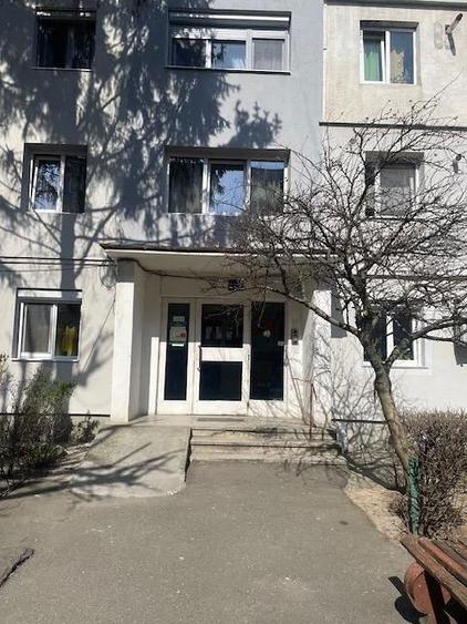 Vand apartament , 3 camere . semidecomandat , etaj 2 , Micro 3 - 3