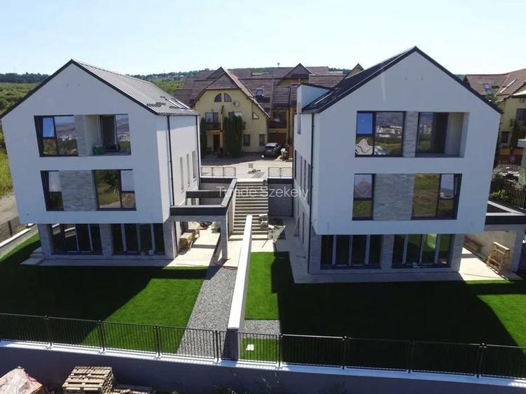 Casa individuala, priveliste superba, 10 minute de centrul Clujului