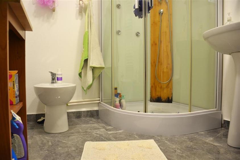 Casa de vanzare in Vacaresti, 7 km de Targoviste - spatiu generos, liniste. - 10