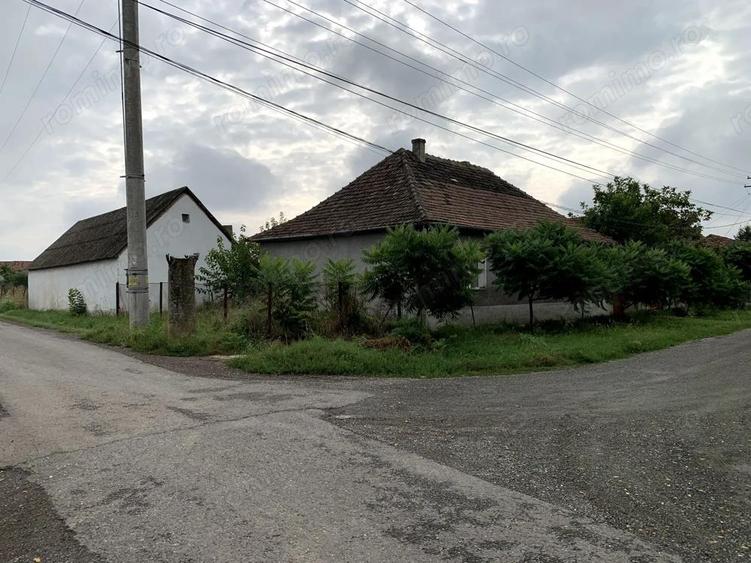 Casa individuala in Otelec - 3.313 mp teren - 2 fronturi stradale - 1