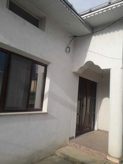 Vand casa complet renovata + anexe si teren 1300 mp, orasul Darabani - 1