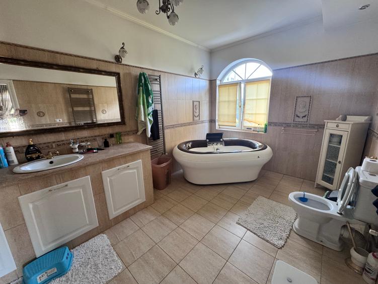 Casa deosebita sector 4 P+1+M. 6 cam.Util 418mp. Teren 1638mp - 30