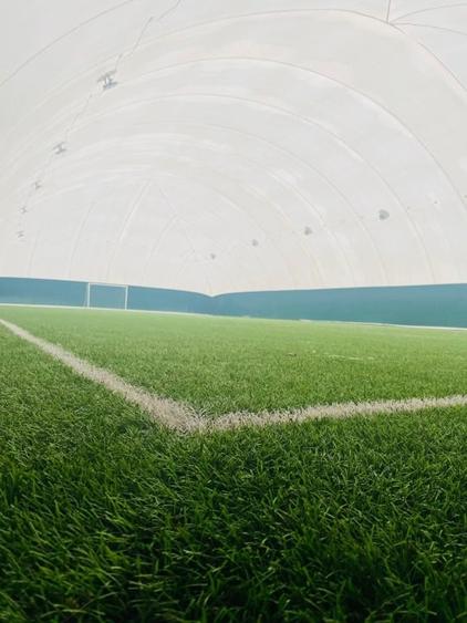 Teren de fotbal cu gazon sintetic și balon - 2