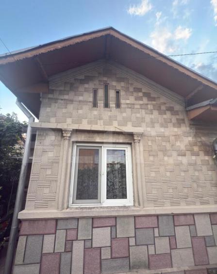 Casa de vanzare 5 camere + dependente - 28