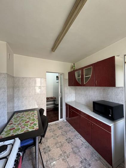 Inchiriez apartament zona centrala etaj 1 - 4