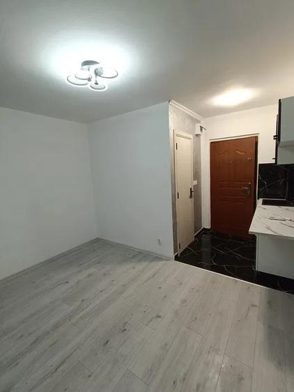 Garsoniera, etaj 1/4, zona Baza 3 - 6