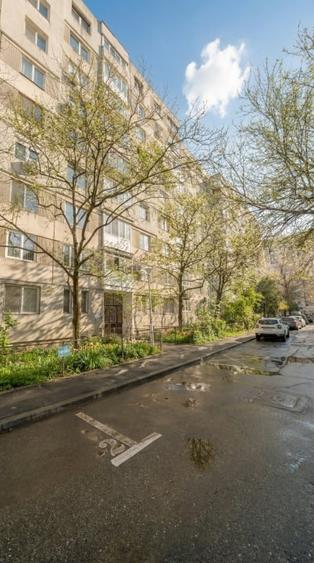 Decomandat* bloc 1980*etaj 3/8* 7 minute metrou* Str. Azurului - 12