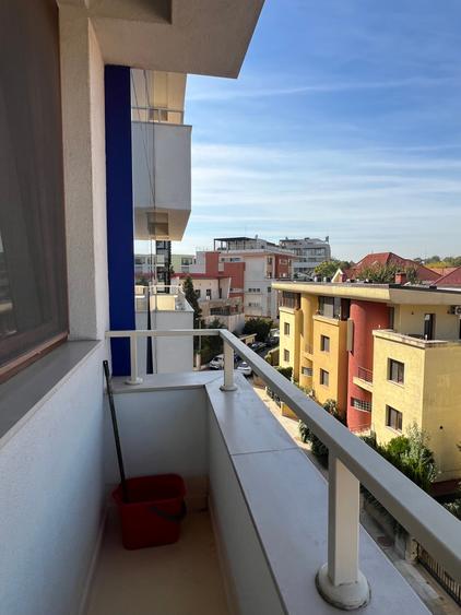 Apartament cu 3 camere semidecomandat în Herăstrău