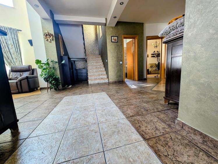 Vila superba 2003,P+E+M,300mpu,6 cam,teren 400mp,colt,renovata,tip mediteranean - 7