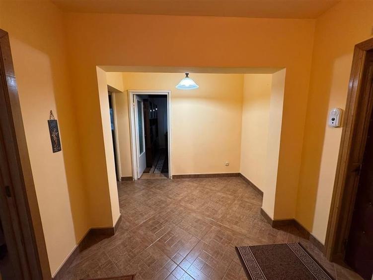 Apartament 3 camere, etaj 1, zona Garii , decomandat, parcare - 17