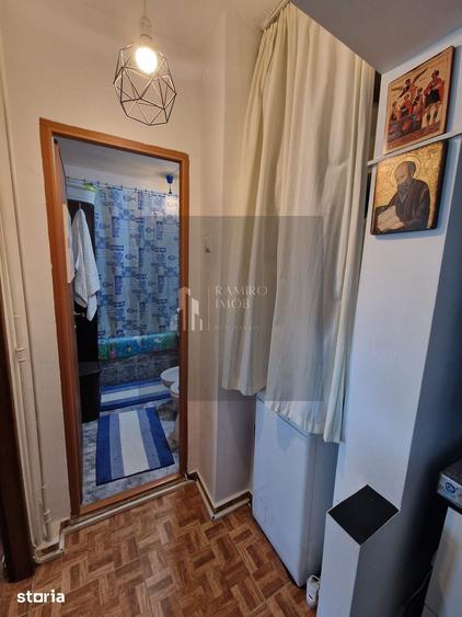 Apartament cu 4 camere semidecomandat în Berceni