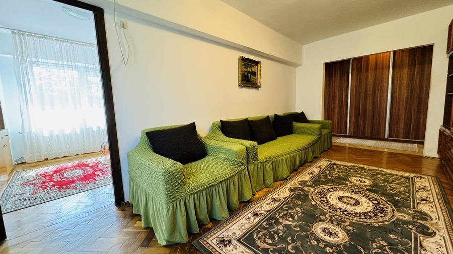 Apartament cu 3 camere semidecomandat, mobilat în Tineretului
