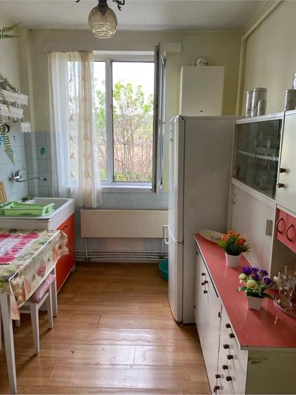 Apartament cu 3 camere semidecomandat în Micro 1