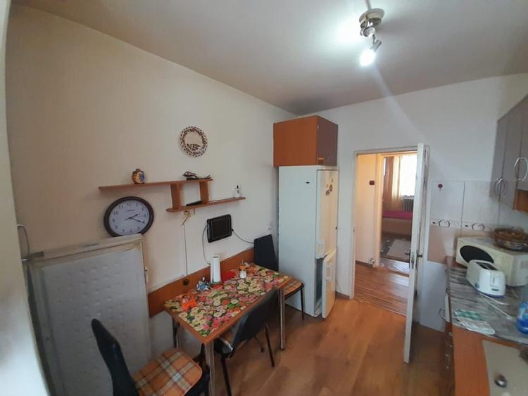 Apartament cu 3 camere decomandat, mobilat în Calea Moldovei