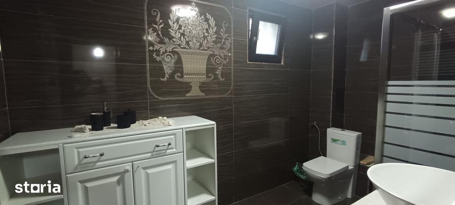 Casă cu 10 camere cu Teren 1274 Mp în Calea București