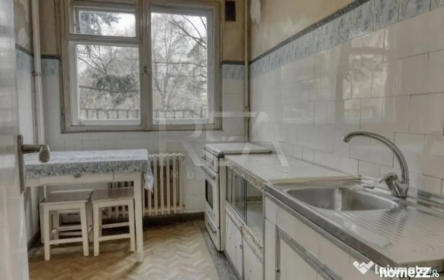 Apartament cu 3 camere semidecomandat în Gorjului