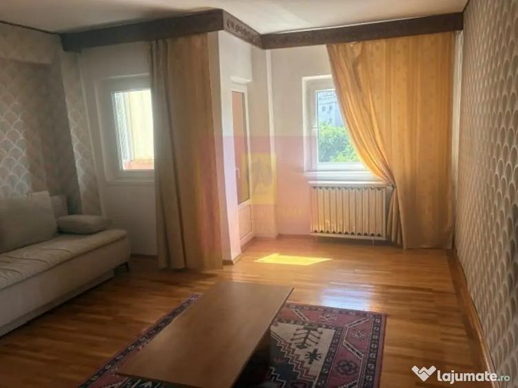 Apartament cu 3 camere decomandat în Drumul Sării