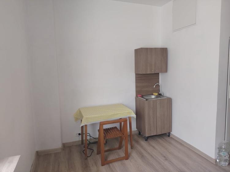 Garsonieră decomandată în Romană