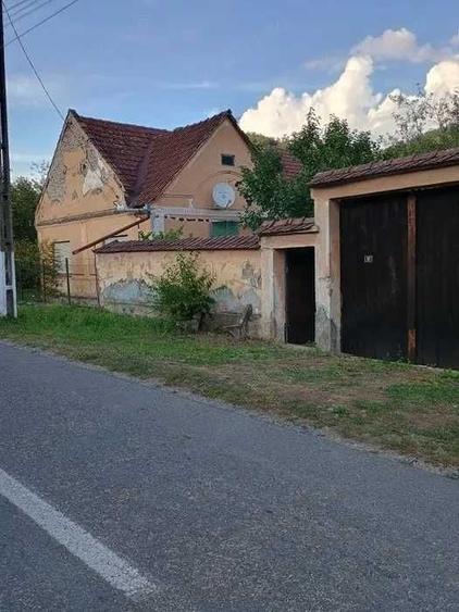 Casă cu 4 camere în Corbești