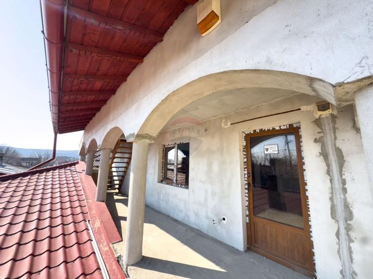 Casă / Vilă cu 8 camere de vânzare în zonă centrală - Urlati - 21