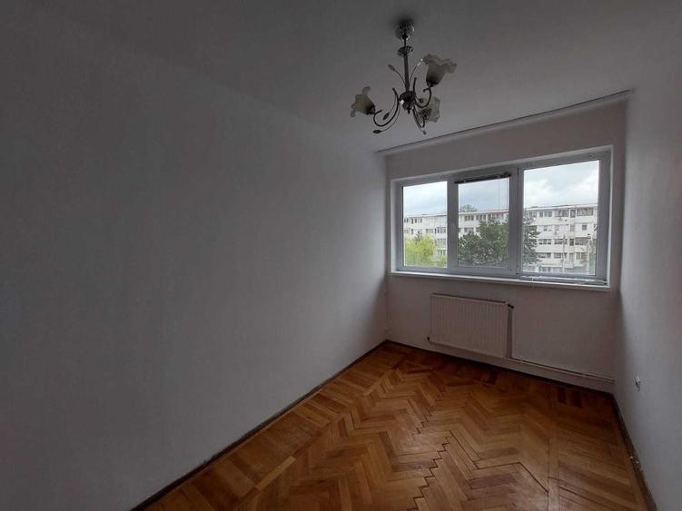Apartament cu 3 camere semidecomandat în Gării