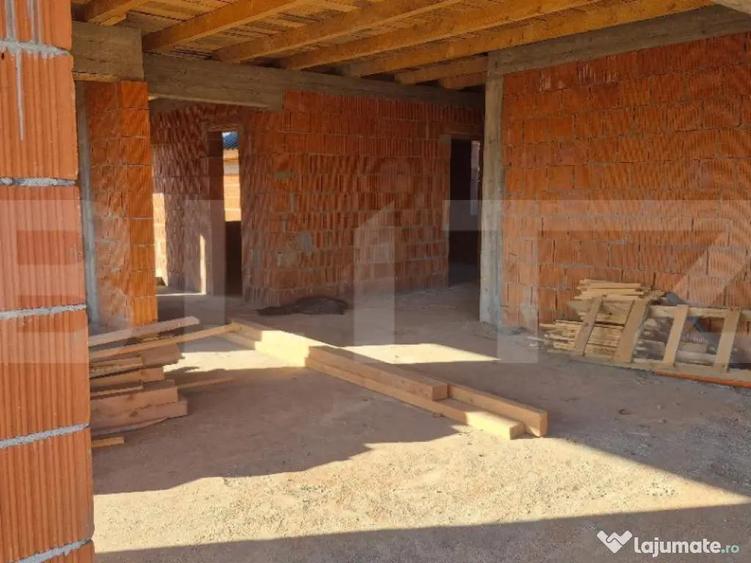 Casa la rosu, 4 camere, 145,31 mp utili, 715 mp teren, zona - 4