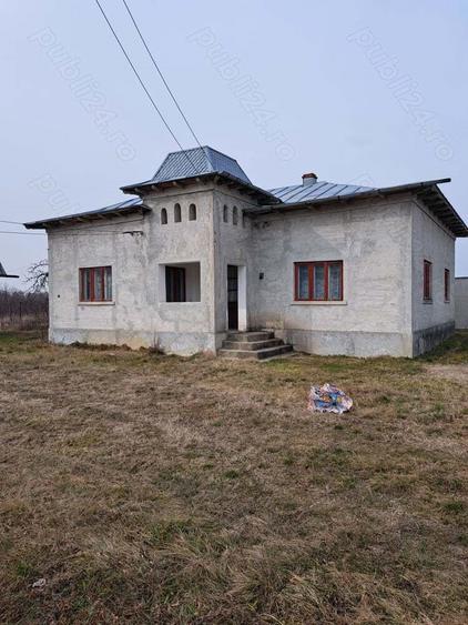 vand casa in Poiana Lacului la 15 minute de Pite?ti la 15 km ?i la 300 m de centru comunei - 3