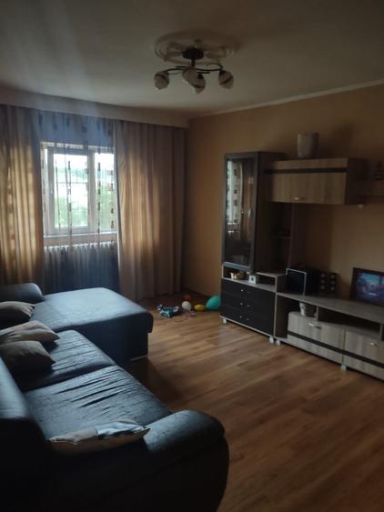 Apartament cu 3 camere decomandat în Tomești