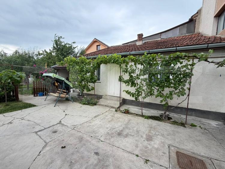 Casă individuală cu 6 camere cu Canalizare în 14 Mai