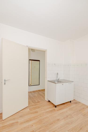 Apartament cu 3 camere semidecomandat, mobilat în Tomis III