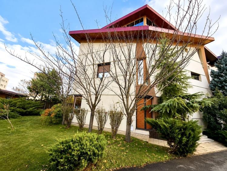 Casă individuală cu 7 camere cu Canalizare în Băneasa