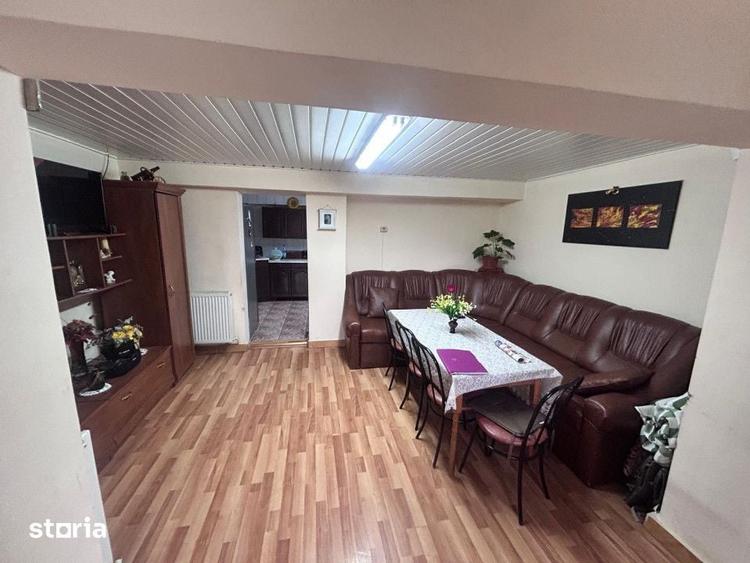 Vanzare- Casa spatioasa cu doua etaje, doua garaje si un foisor. - 8
