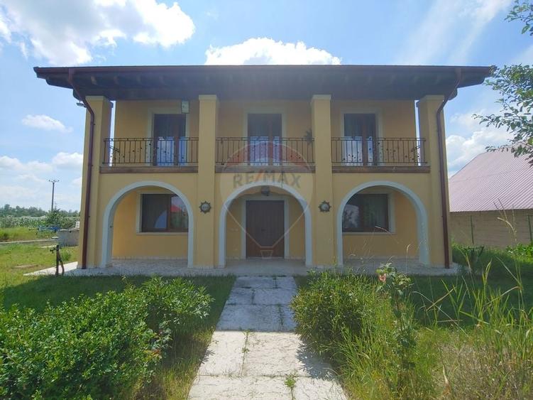 Casă / Vilă de lux cu 5 camere de vânzare în Vadu Moldovei, Suceava - 1