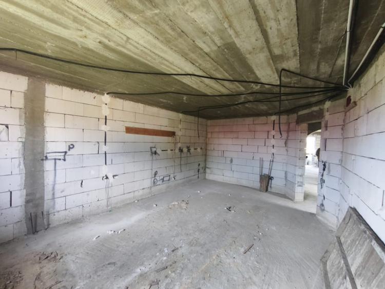 Duplex la rosu, 4400mp teren, Siret - 8