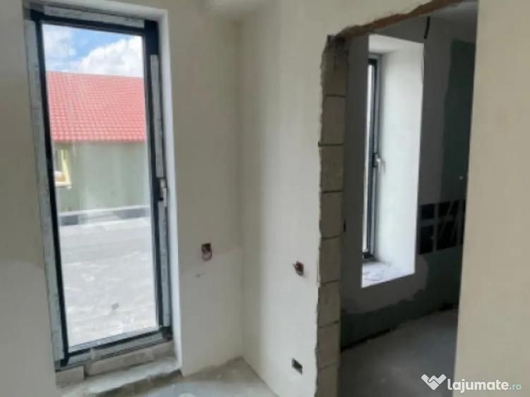 Casă cu 5 camere cu Teren 394 Mp în Agigea