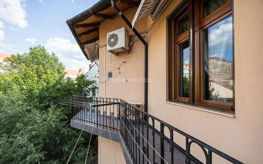 Apartament ultracentral cu 3 camere, 2 bai ?i curte pri... Apartament ultracentral cu 3 camere, 2 bai ?i curte pri...