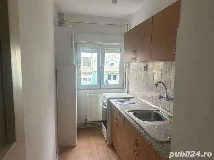 Apartament cu 3 camere semidecomandat în Lugoj
