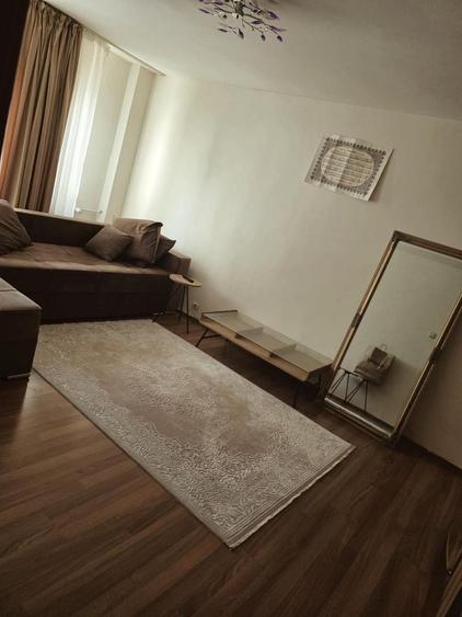 Apartament cu 4 camere decomandat în Rovine