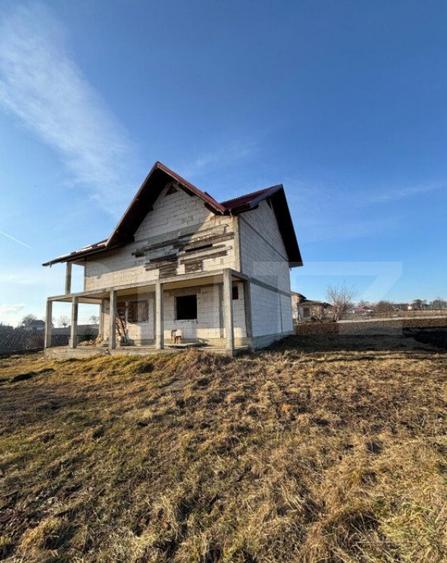 Casa la rosu, cu 3 camere, 120 mp utili, 5000 mp teren, zona - 2
