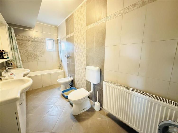 Apartament cu 3 camere decomandat în Paleu