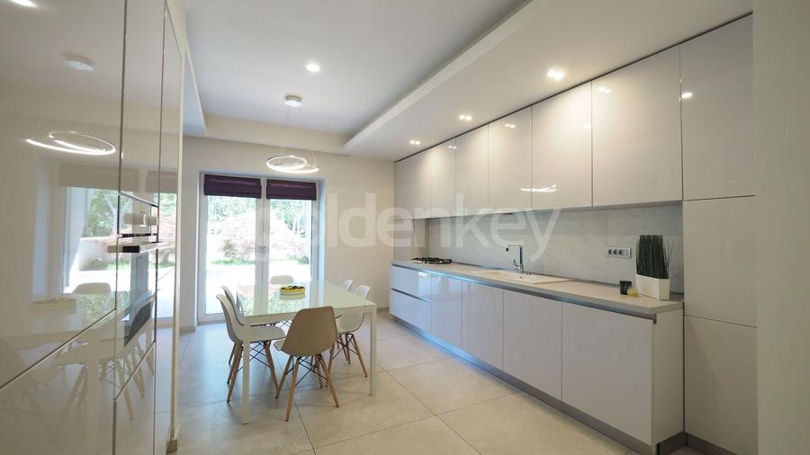 Apartament superb cu gradina | 2 garaje - 5