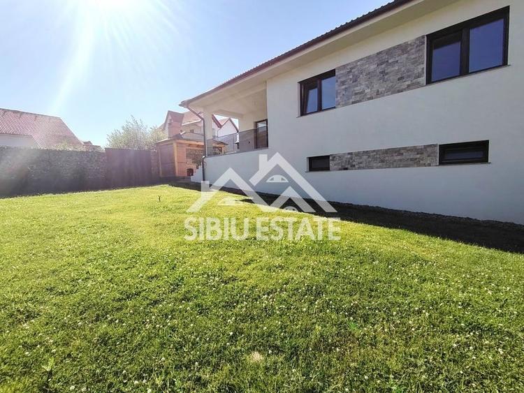 Casa noua cu garaj, pivnita, curte mare - 2