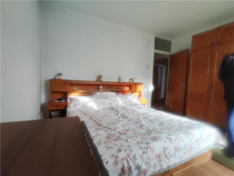 Decomandat, hol H, bloc 86, la 5 min de metrou OBOR - 7